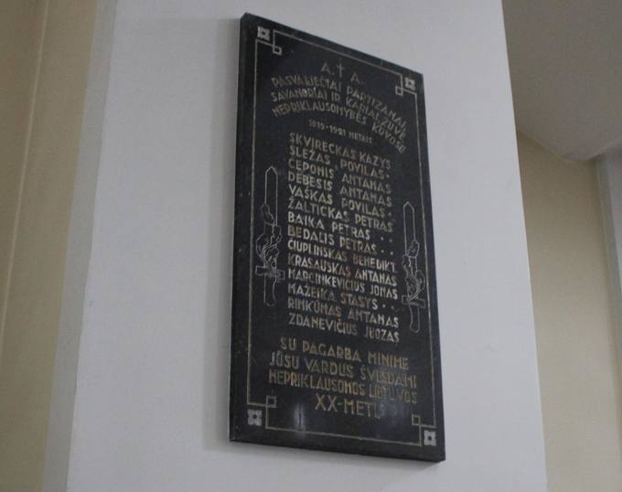 Pasvalio Šv. Jono Krikštytojo bažnyčios viduje ant sienos kabo atminimo lenta, kurioje surašytos 14 už laisvę žuvusių pasvaliečių pavardės.  Aidos Leimontaitės nuotrauka, 2019. 