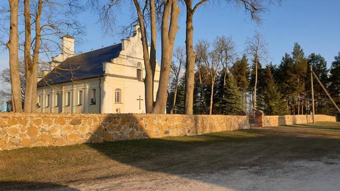 Daujėnų Švč. Jėzaus Vardo bažnyčios galinė dalis. Tomos Mikalajūnaitės nuotrauka, 2020