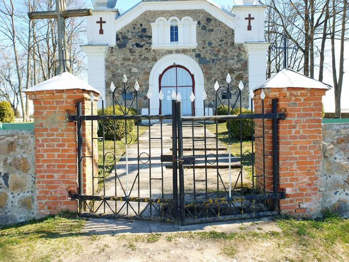 Skrebotiškio Švč. Jėzaus Širdies bažnyčios vartai. Tomos Mikalajūnaitės nuotrauka, 2020