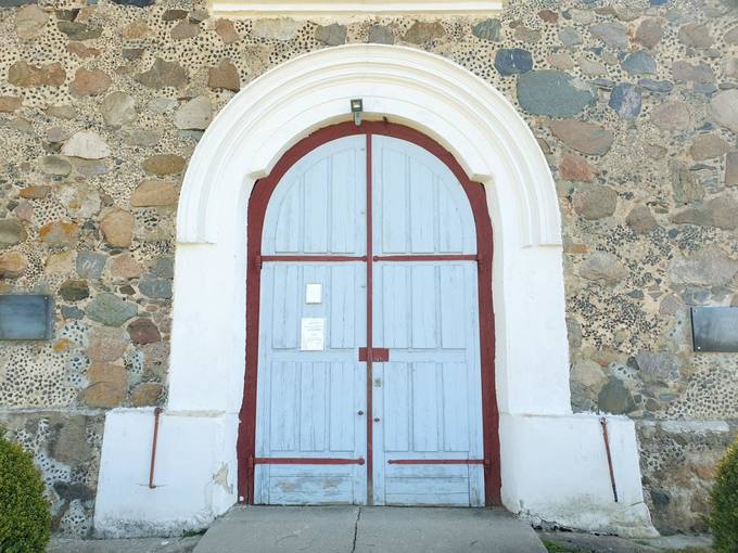 Skrebotiškio Švč. Jėzaus Širdies bažnyčios pagrindinės durys. Tomos Mikalajūnaitės nuotrauka, 2020