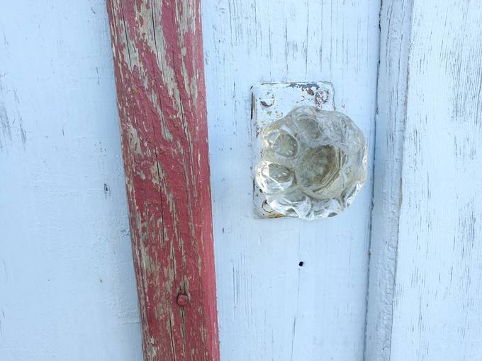 Skrebotiškio Švč. Jėzaus Širdies bažnyčios pagrindinių durų rankena. Tomos Mikalajūnaitės nuotrauka, 2020