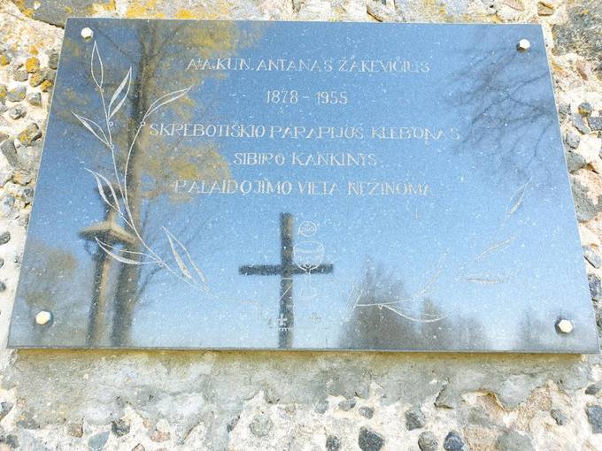 Atminimo lenta kunigui Antanui Žakevičiui ant Skrebotiškio Švč. Jėzaus Širdies bažnyčios sienos. Tomos Mikalajūnaitės nuotrauka, 2020
