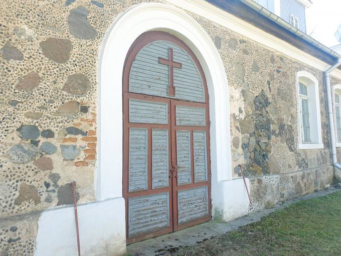 Skrebotiškio Švč. Jėzaus Širdies bažnyčios šoninės durys. Tomos Mikalajūnaitės nuotrauka, 2020