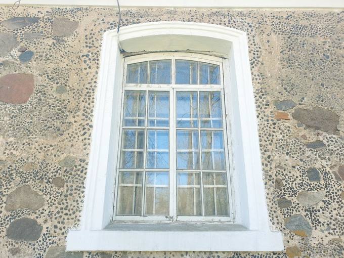 Skrebotiškio Švč. Jėzaus Širdies bažnyčios šoninis langas. Tomos Mikalajūnaitės nuotrauka, 2020