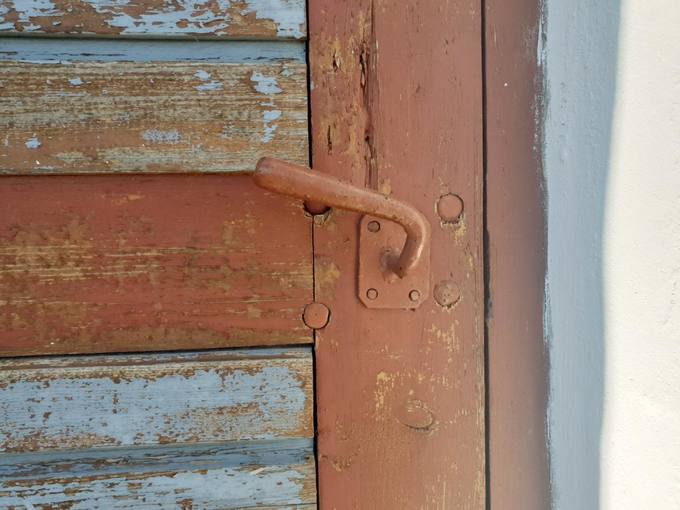 Skrebotiškio Švč. Jėzaus Širdies bažnyčios galinių durų rankena. Tomos Mikalajūnaitės nuotrauka, 2020