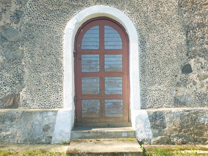 Skrebotiškio Švč. Jėzaus Širdies bažnyčios galinės durys. Tomos Mikalajūnaitės nuotrauka, 2020