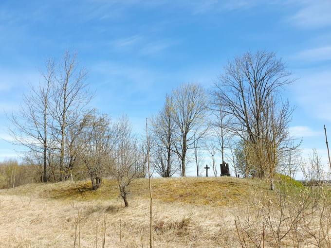 Seniau Norelius vadino Užkape, nes čia yra buvusios net 4 kapinės. Fotografijoje II kapinės nuo kelio Joniškis–Žeimelis–Pasvalys (209). Tomos Mikalajūnaitės nuotrauka, 2020