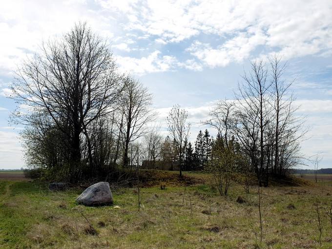 Seniau Norelius vadino Užkape, nes čia yra buvusios net 4 kapinės. Fotografijoje II kapinės nuo kelio Joniškis–Žeimelis–Pasvalys (209). Tomos Mikalajūnaitės nuotrauka, 2020