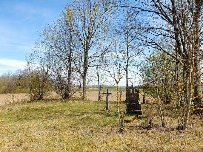 Seniau Norelius vadino Užkape, nes čia yra buvusios net 4 kapinės. Fotografijoje II kapinės nuo kelio Joniškis–Žeimelis–Pasvalys (209). Tomos Mikalajūnaitės nuotrauka, 2020