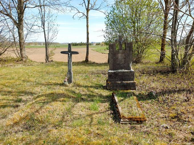 Seniau Norelius vadino Užkape, nes čia yra buvusios net 4 kapinės. Fotografijoje II kapinės nuo kelio Joniškis–Žeimelis–Pasvalys (209). Tomos Mikalajūnaitės nuotrauka, 2020