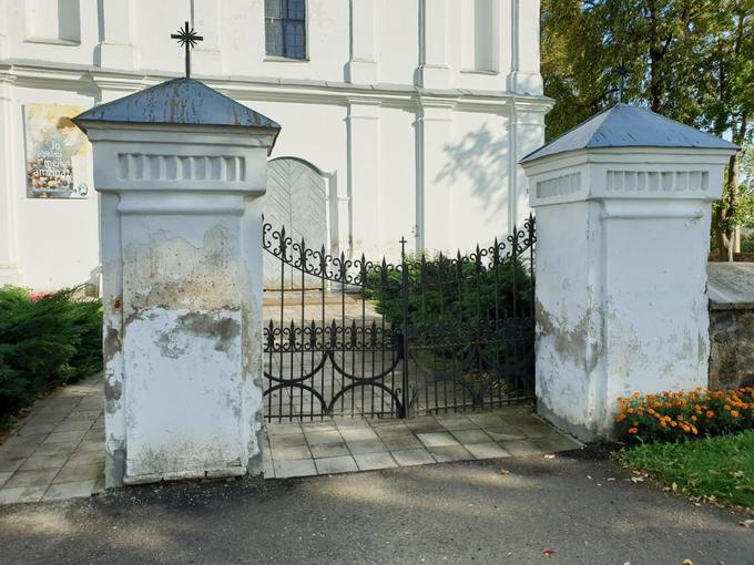 Krinčino Šv. apaštalų Petro ir Povilo bažnyčios vartai. Tomos Mikalajūnaitės nuotrauka, 2019.