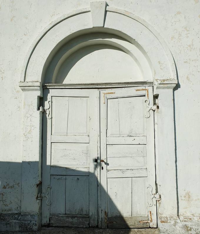 Krinčino Šv. apaštalų Petro ir Povilo bažnyčios varpinės durys. Tomos Mikalajūnaitės nuotrauka, 2019.