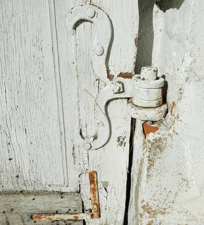 Krinčino Šv. apaštalų Petro ir Povilo bažnyčios varpinės durų fragmentas. Tomos Mikalajūnaitės nuotrauka, 2019.