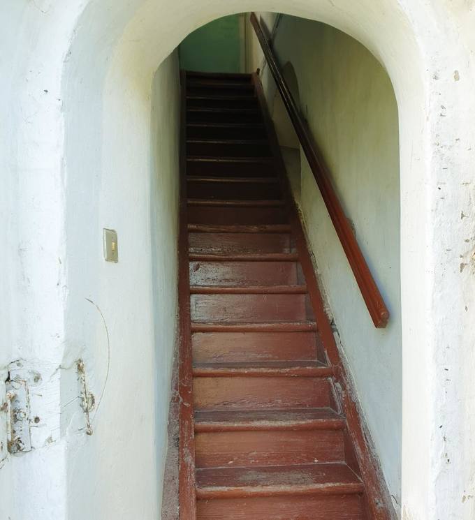 Krinčino Šv. apaštalų Petro ir Povilo bažnyčios varpinės laiptai. Tomos Mikalajūnaitės nuotrauka, 2019.