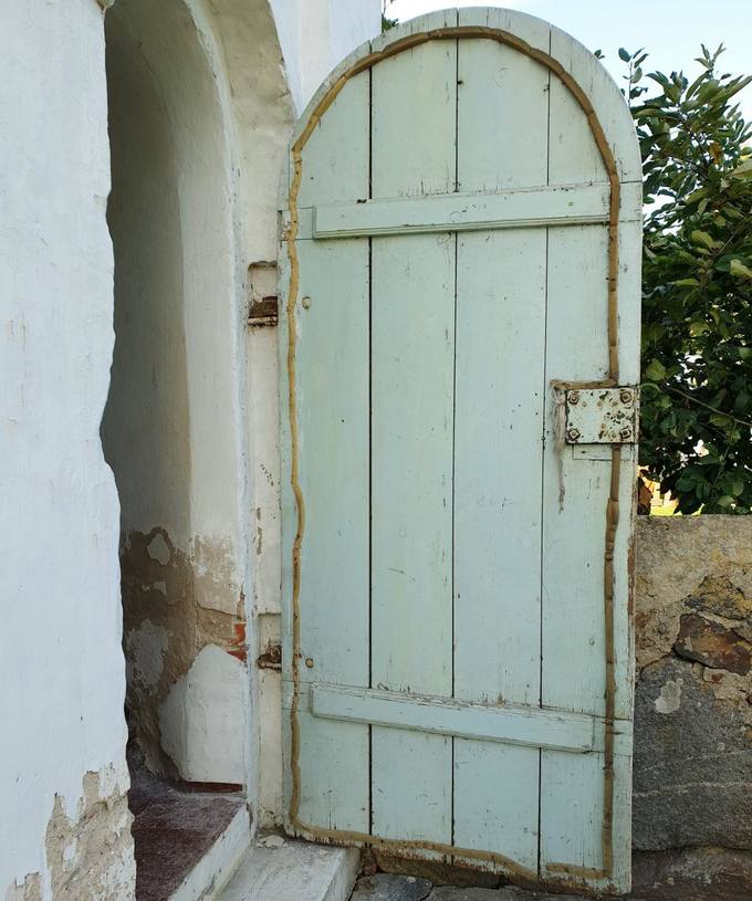 Krinčino Šv. apaštalų Petro ir Povilo bažnyčios varpinės durys. Tomos Mikalajūnaitės nuotrauka, 2019.