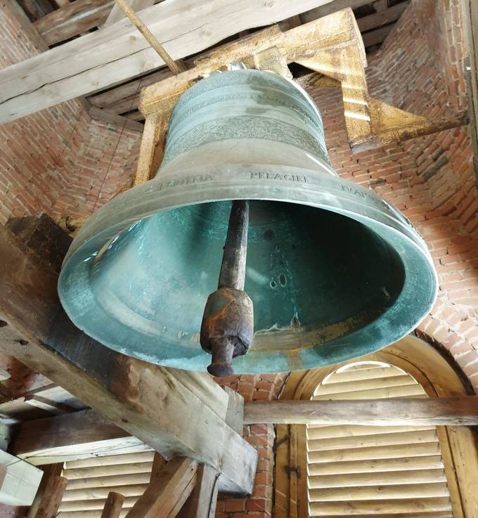 Krinčino Šv. apaštalų Petro ir Povilo bažnyčios didysis varpas (ø 113 cm) Šv. Mykolas. Tomos Mikalajūnaitės nuotrauka, 2019