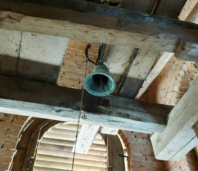 Krinčino Šv. apaštalų Petro ir Povilo bažnyčios mažasis varpas (ø 21 cm). Tomos Mikalajūnaitės nuotrauka, 2019
