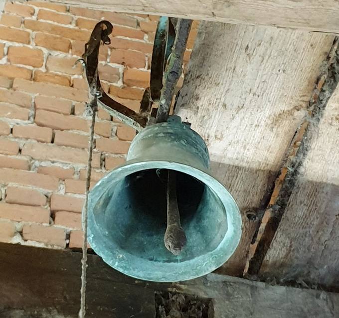 Krinčino Šv. apaštalų Petro ir Povilo bažnyčios mažasis varpas (ø 21 cm). Tomos Mikalajūnaitės nuotrauka, 2019