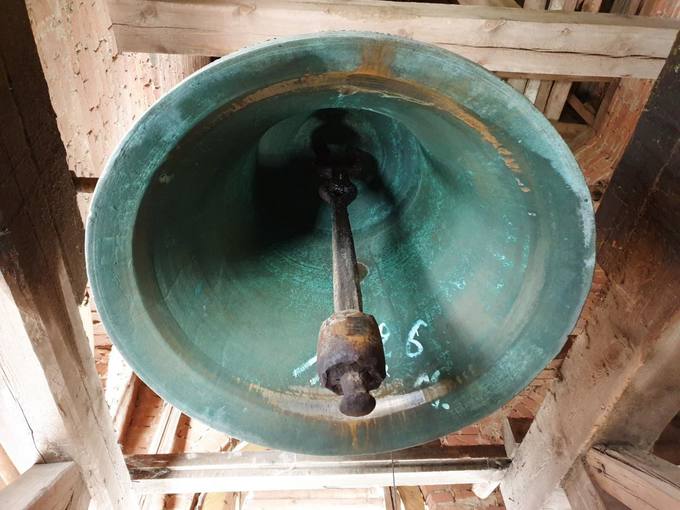 Krinčino Šv. apaštalų Petro ir Povilo bažnyčios didysis varpas (ø 113 cm) Šv. Mykolas. Tomos Mikalajūnaitės nuotrauka, 2019