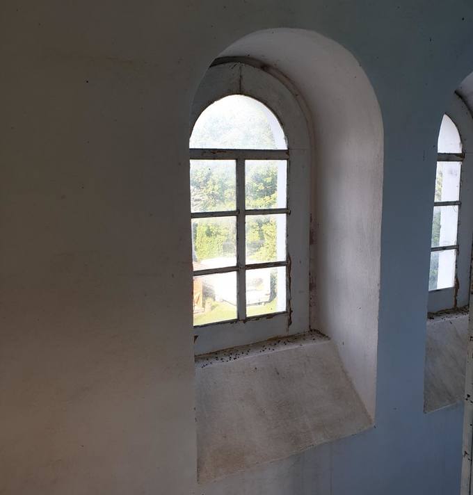 Krinčino Šv. apaštalų Petro ir Povilo bažnyčios varpinės langas. Tomos Mikalajūnaitės nuotrauka, 2019.