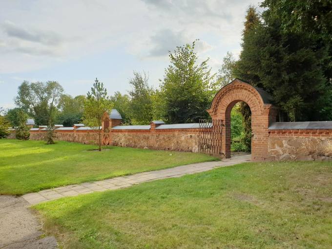 Vaškų Šv. Juozapo bažnyčios tvoros fragmentas. Tomos Mikalajūnaitės nuotrauka, 2019.