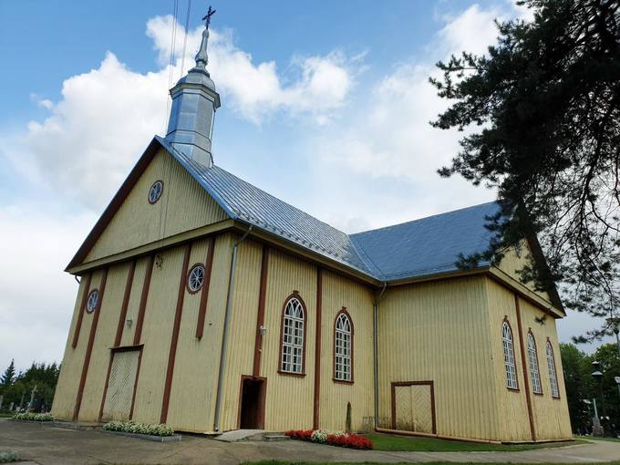 Pušaloto Šv. apaštalų Petro ir Povilo bažnyčia. Tomos Mikalajūnaitės nuotrauka, 2019. 