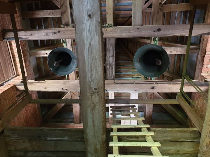 Pušaloto Šv. apaštalų Petro ir Povilo bažnyčios varpai: Šv. Povilas (ø 72 cm) ir Šv. Petras (ø 82 cm). Tomos Mikalajūnaitės nuotrauka, 2019. 