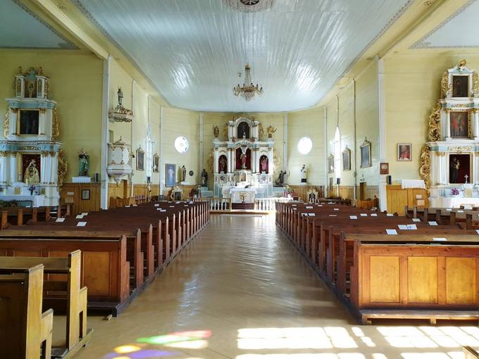 Pušaloto Šv. apaštalų Petro ir Povilo bažnyčios vidus. Tomos Mikalajūnaitės nuotrauka, 2019. 