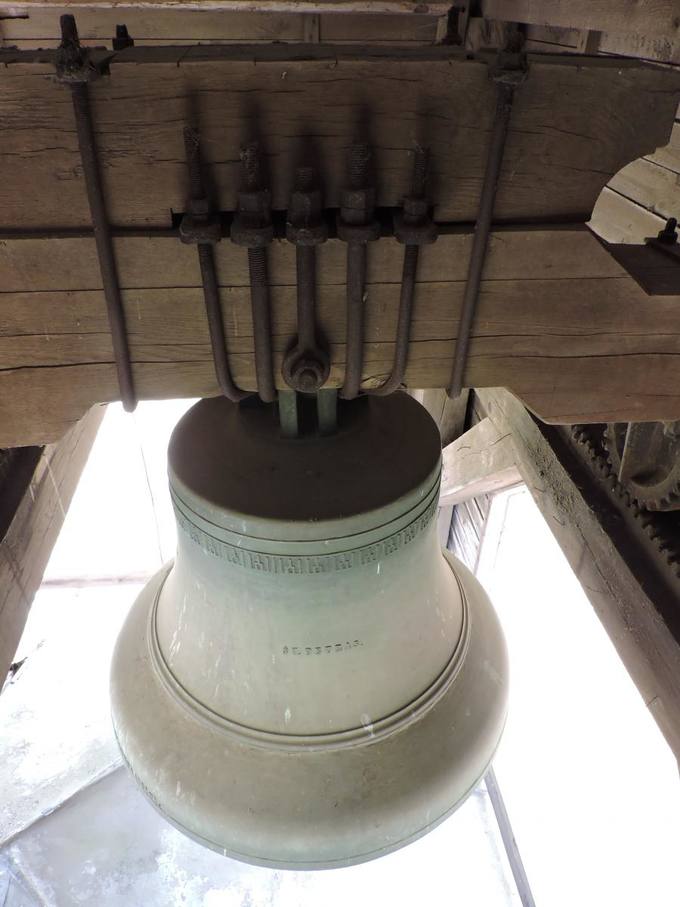 Daujėnų Švč. Jėzaus Vardo bažnyčios mažesnysis varpas (ø 98 cm) Šv. Petras. Gražvydo Balčiūnaičio nuotrauka, 2019