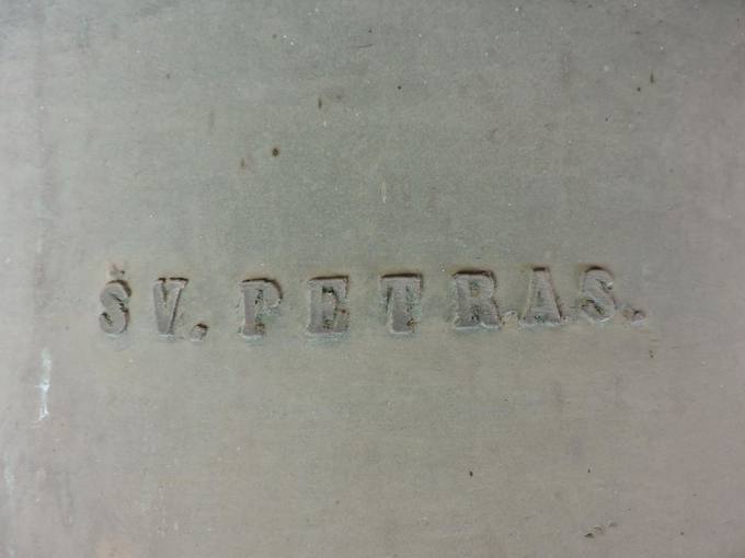 Daujėnų Švč. Jėzaus Vardo bažnyčios mažesnysis varpas (ø 98 cm) Šv. Petras. Gražvydo Balčiūnaičio nuotrauka, 2019