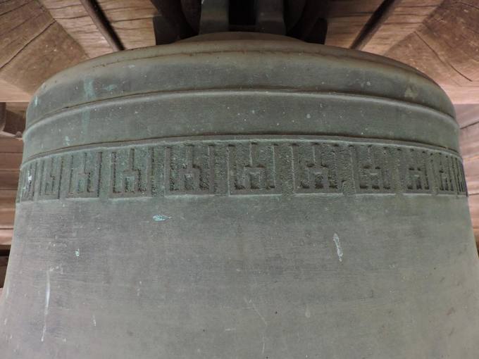 Gediminaičių stulpai puošia abu Daujėnų Švč. Jėzaus Vardo bažnyčios varpus. Gražvydo Balčiūnaičio nuotrauka, 2019