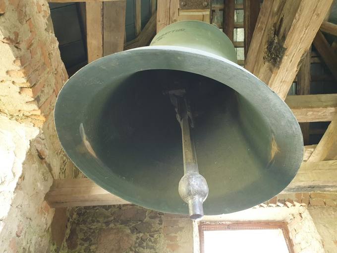 Pumpėnų Švč. M. Marijos Škaplierinės bažnyčios didysis varpas (ø 85 cm) Šv. Martynas. Tomos Mikalajūnaitės nuotrauka, 2019