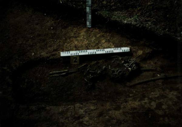 Norelių kapinynas. Perkasa I. Kapas nr. 2. Iš šiaurės rytų pusės: [nuotrauka] // Tebelškis P. Norelių kapinynas: IP 2399/A (Pasvalio r.) 1997 m. žvalgomųjų archeologinių tyrimų ataskaita. – Vilnius, 1997.