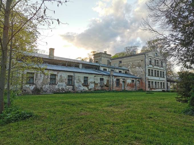 Gulbinėnų dvaro fragmentas. Almos Balčiūnienės nuotrauka, 2020.