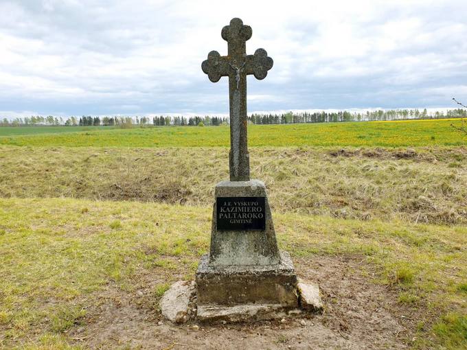Vyskupo Kazimiero Paltaroko tėviškei atminti pastatytas kryžius. Tomos Mikalajūnaitės nuotrauka, 2020