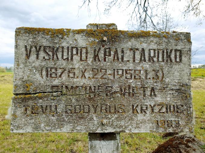 Vyskupo Kazimiero Paltaroko tėviškėje yra pastatyta informacinė lentelė. Tomos Mikalajūnaitės nuotrauka, 2020