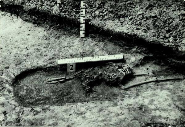 Norelių kapinynas. Perkasa I. Kapo nr. 2. viršutinės dalies vaizdas iš šiaurės rytų pusės: [nuotrauka] // Tebelškis P. Norelių kapinynas: IP 2399/A (Pasvalio r.) 1997 m. žvalgomųjų archeologinių tyrimų ataskaita. – Vilnius, 1997.