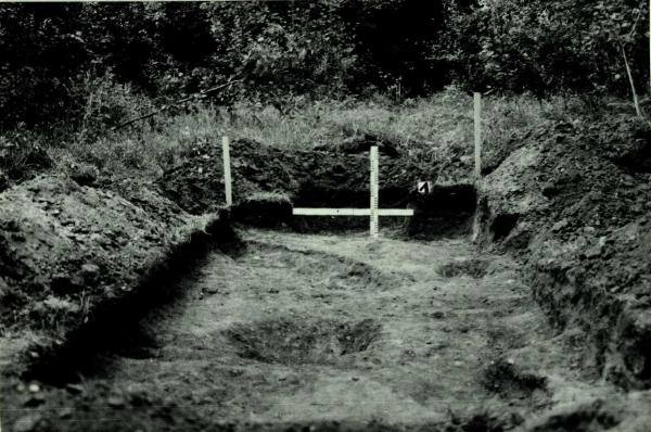 Norelių kapinynas. Perkasa I prieš užkasimą. Vaizdas iš pietų pusės: [nuotrauka] // Tebelškis P. Norelių kapinynas: IP 2399/A (Pasvalio r.) 1997 m. žvalgomųjų archeologinių tyrimų ataskaita. – Vilnius, 1997.