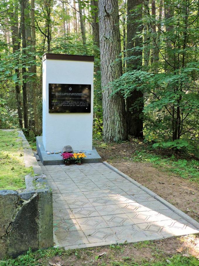 Memorialas holokausto aukoms atminti Žadeikių miške. Gražvydo Balčiūnaičio nuotrauka, 2016