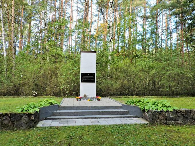 Memorialas holokausto aukoms atminti Žadeikių miške. Gražvydo Balčiūnaičio nuotrauka, 2016