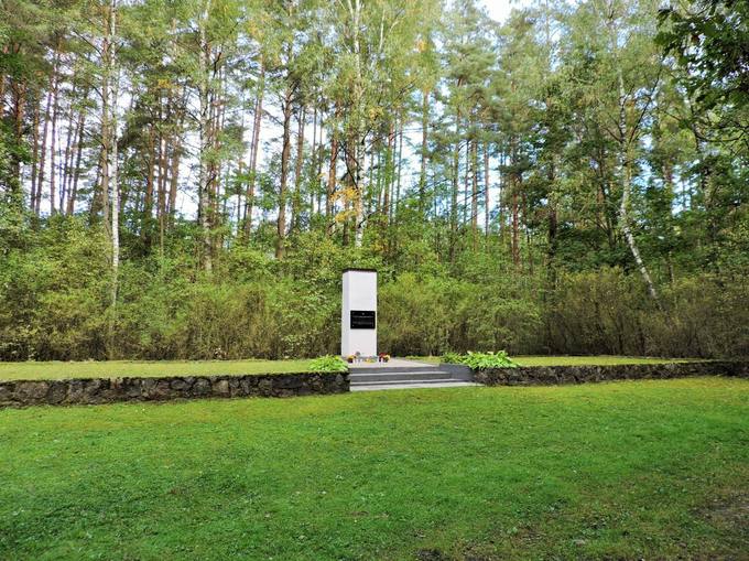 Memorialas holokausto aukoms atminti Žadeikių miške. Gražvydo Balčiūnaičio nuotrauka, 2016