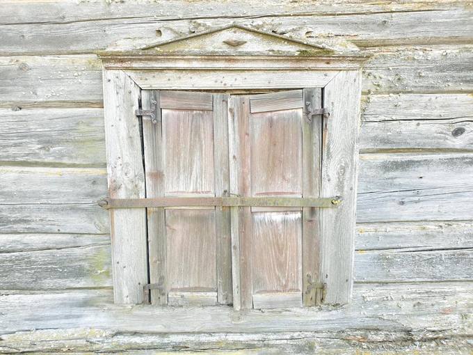 Poeto, partizano Broniaus Krivicko gimtojo namo langinės. Tomos Mikalajūnaitės nuotrauka, 2020