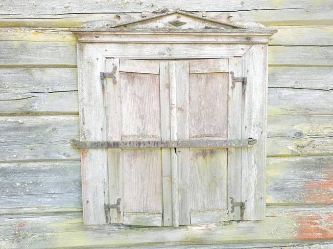 Poeto, partizano Broniaus Krivicko gimtojo namo langinės. Tomos Mikalajūnaitės nuotrauka, 2020