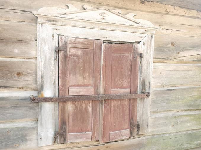 Poeto, partizano Broniaus Krivicko gimtojo namo langinės. Tomos Mikalajūnaitės nuotrauka, 2020