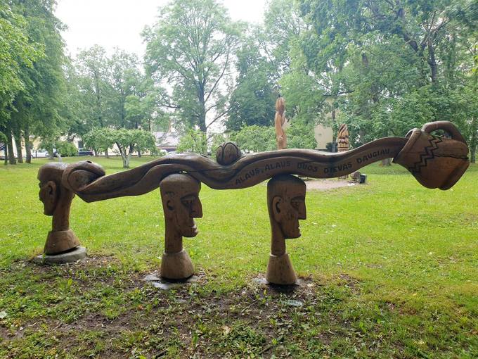 Pasvalio senosios klebonijos (Užupio) parką puošia medžio skulptūros. Tomos Mikalajūnaitės nuotrauka, 2020