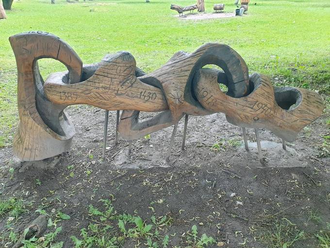 Pasvalio senosios klebonijos (Užupio) parką puošia medžio skulptūros. Tomos Mikalajūnaitės nuotrauka, 2020