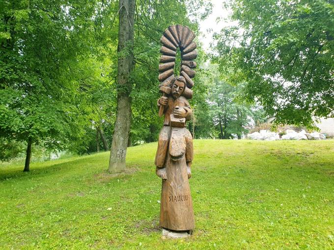 Pasvalio senosios klebonijos (Užupio) parką puošia medžio skulptūros. Tomos Mikalajūnaitės nuotrauka, 2020