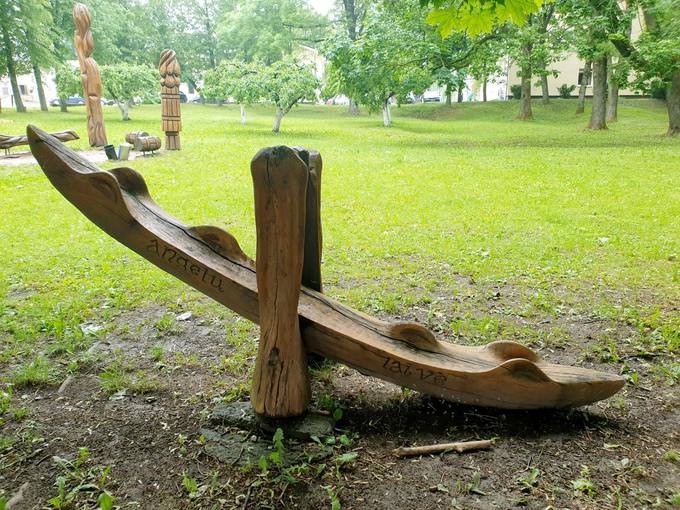 Pasvalio senosios klebonijos (Užupio) parką puošia medžio skulptūros. Tomos Mikalajūnaitės nuotrauka, 2020