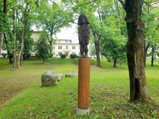 Pasvalio senosios klebonijos (Užupio) parką puošia medžio skulptūros. Tomos Mikalajūnaitės nuotrauka, 2020