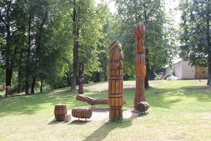 Pasvalio senosios klebonijos (Užupio) parką puošia medžio skulptūros. Aidos Leimontaitės nuotrauka, 2019